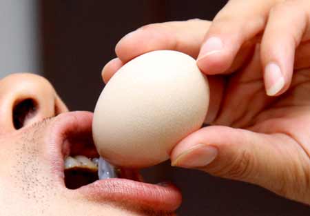 Ăn trứng gà sống dễ sinh quý tử? - Hình 1