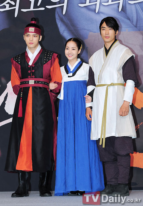 Park Min Young lè lưỡi, chu môi cực đáng yêu - Hình 1
