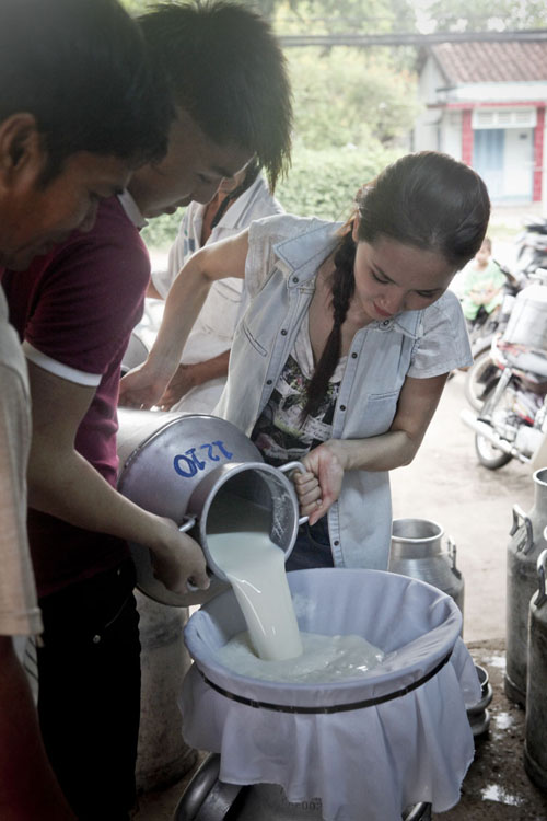 Phương Linh hào hứng... vắt sữa bò - Hình 8