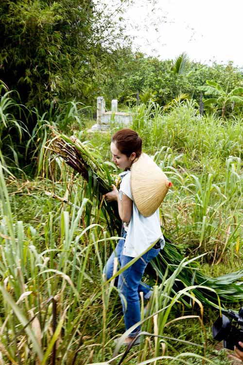 Phương Linh hào hứng... vắt sữa bò - Hình 2