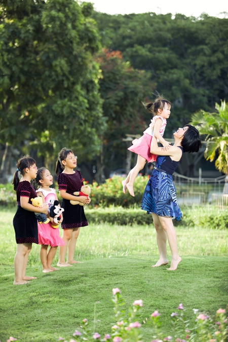 Tăng Bảo Quyên nô đùa với trẻ nhỏ - Hình 6