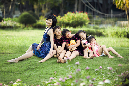 Tăng Bảo Quyên nô đùa với trẻ nhỏ - Hình 5