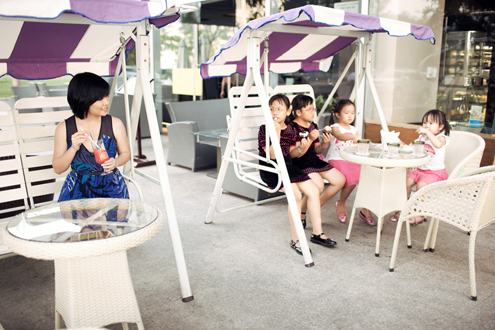 Tăng Bảo Quyên nô đùa với trẻ nhỏ - Hình 7