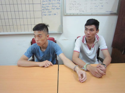 Tàng trữ vũ khí và dao còn lạng lách trên phố - Hình 1