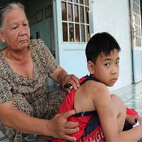 Viết chữ xấu, học sinh bị đòn nhừ tử - Hình 1