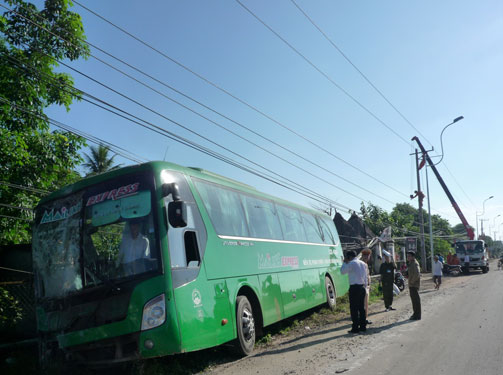 Xe khách Mai Linh tông gãy trụ điện, 40 hành khách hoảng vía - Hình 1