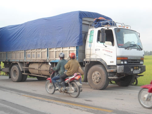 2 công an tử vong vì bị xe tải cuốn vào gầm - Hình 3
