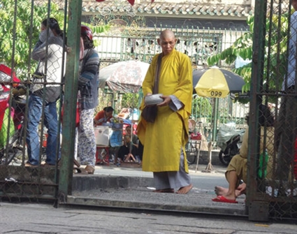 Ăn xin đội lốt sư thầy - Hình 1