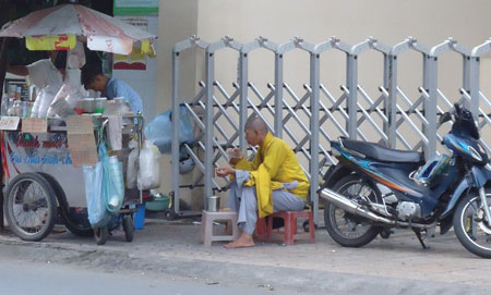 Ăn xin đội lốt sư thầy - Hình 3