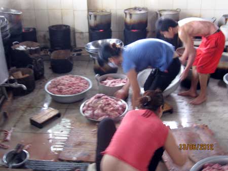 Cần xử lý nghiêm những biến thịt lợn tai xanh thành thực phẩm - Hình 1