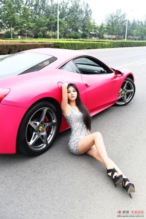 Chân dài quyến rũ bên Ferrari hồng - Hình 1
