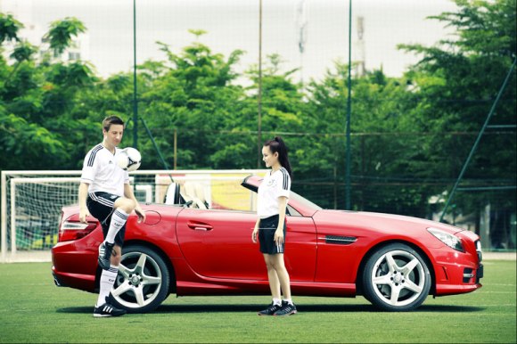 Chào EURO 2012, người đẹp Vy Oanh biểu diễn bên trái bóng - Hình 1