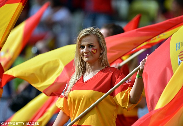 Chùm ảnh: Đố biết, CĐV đội nào HOT nhất EURO 2012? - Hình 4