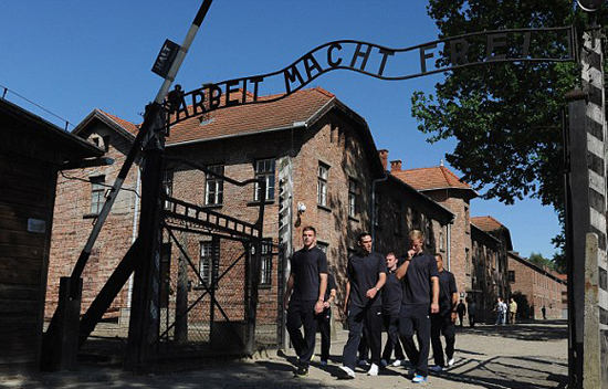 Chùm Ảnh: Tuyển Anh thăm trại Auschwitz - Hình 9
