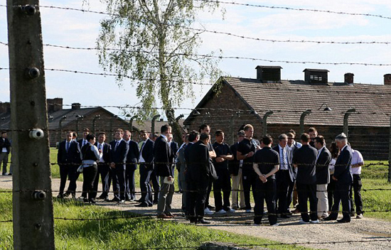 Chùm Ảnh: Tuyển Anh thăm trại Auschwitz - Hình 7