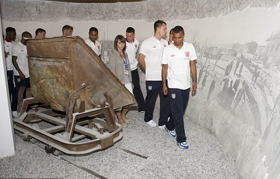 Chùm Ảnh: Tuyển Anh thăm trại Auschwitz - Hình 12