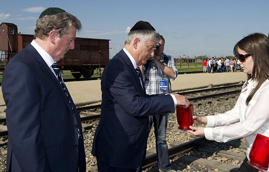 Chùm Ảnh: Tuyển Anh thăm trại Auschwitz - Hình 5