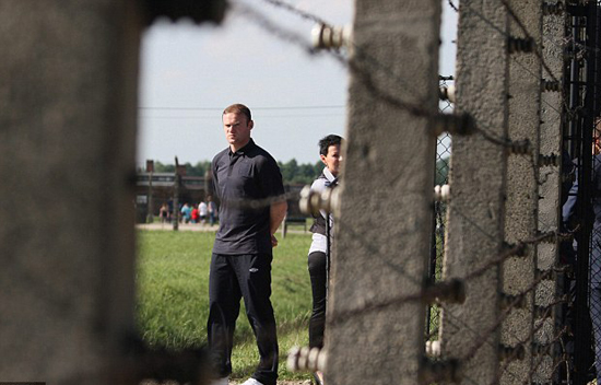 Chùm Ảnh: Tuyển Anh thăm trại Auschwitz - Hình 6
