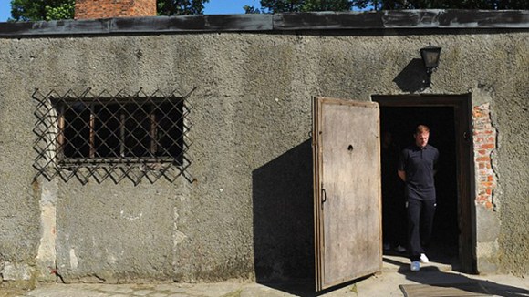 Chùm Ảnh: Tuyển Anh thăm trại Auschwitz - Hình 1