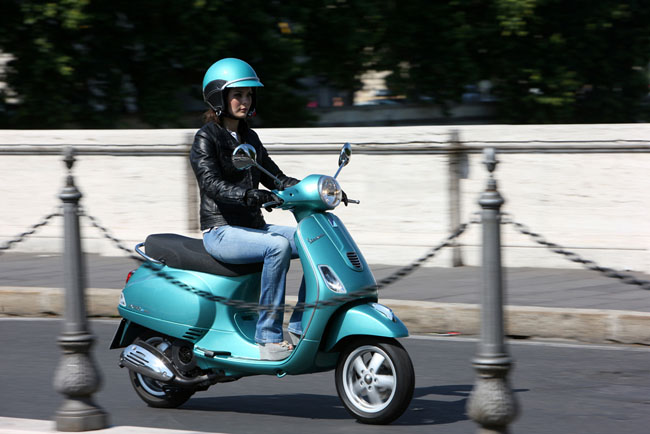 Cô nàng thanh lịch cùng Vespa LX 125 ie bản nâng cấp - Hình 8