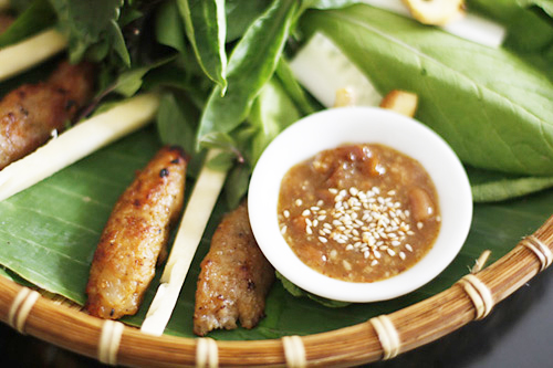Điều tuyệt vời trong hương vị nem lụi xứ Huế - Hình 2