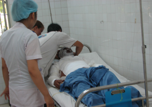 Đôi tình nhân bỏng nặng vì axít - Hình 1