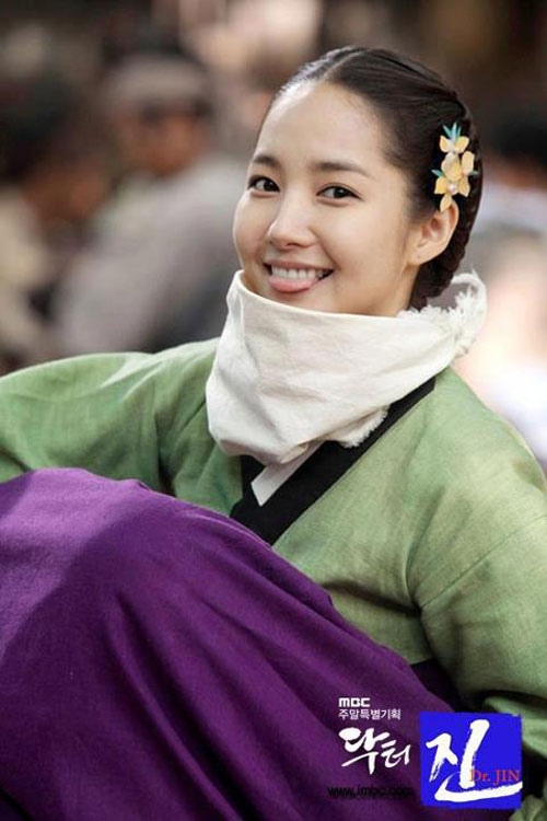Hết chu môi, Park Min Young lại thè lưỡi - Hình 1