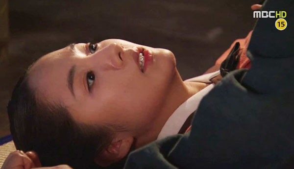 Park Min Young bị bạn diễn nam... đè ngửa - Hình 3