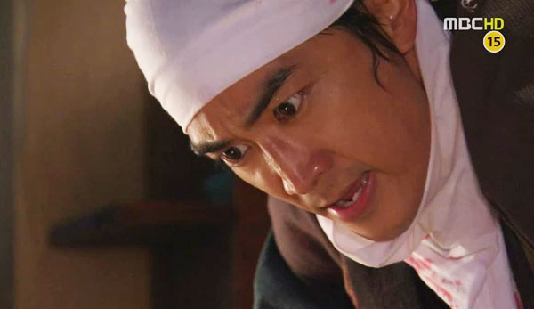 Park Min Young bị bạn diễn nam... đè ngửa - Hình 4