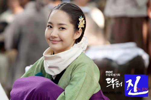 Hết chu môi, Park Min Young lại thè lưỡi - Hình 4