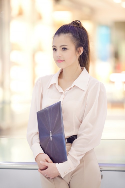 Mai Quỳnh bên chiếc Zenbook của Asus - Hình 14
