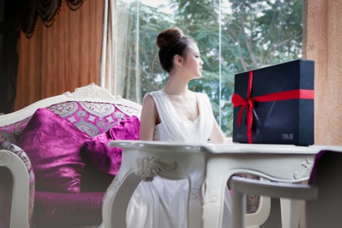 Mai Quỳnh bên chiếc Zenbook của Asus - Hình 2