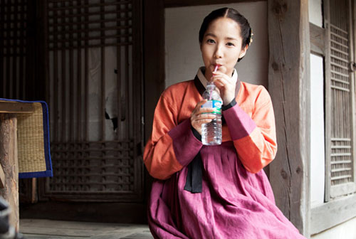 Park Min Young bị bạn diễn nam... đè ngửa - Hình 9