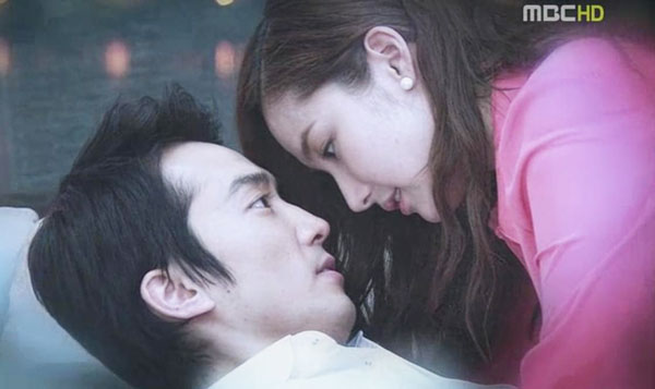 Park Min Young bị bạn diễn nam... đè ngửa - Hình 5