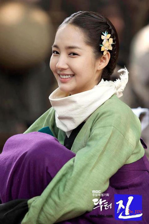 Hết chu môi, Park Min Young lại thè lưỡi - Hình 5