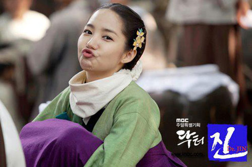 Hết chu môi, Park Min Young lại thè lưỡi - Hình 2