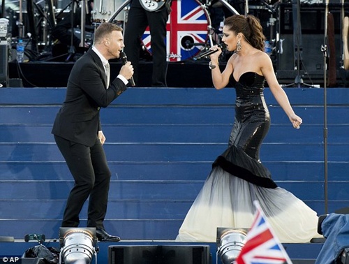 Cheryl Cole phản pháo về nghi án hát nhép - Hình 3