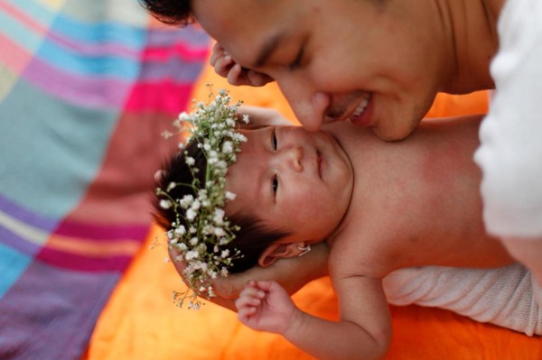Huy Khánh khoe ảnh con gái - Hình 1
