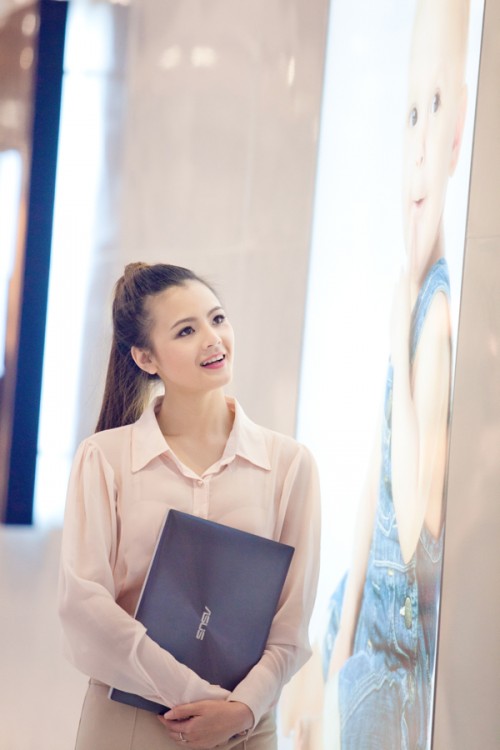 Mai Quỳnh bên chiếc Zenbook của Asus - Hình 12