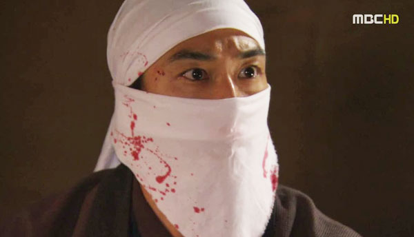 Park Min Young bị bạn diễn nam... đè ngửa - Hình 1