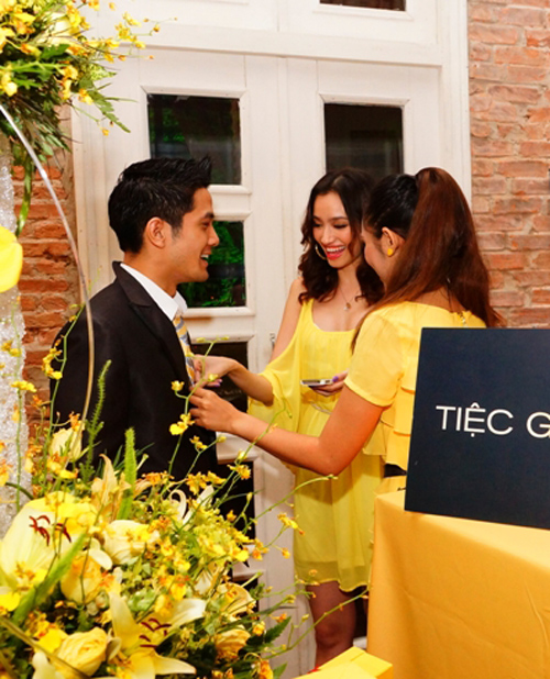 Trúc Diễm mừng sinh nhật cùng trai lạ - Hình 1