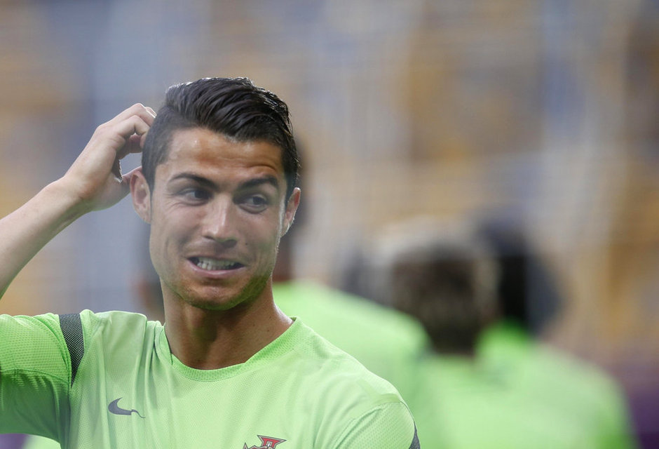 Ronaldo nổi hứng chải tóc mượt mà, lãng tử - Hình 11