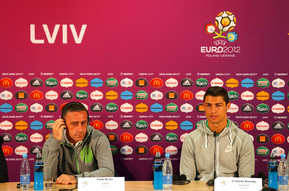 Ronaldo nổi hứng chải tóc mượt mà, lãng tử - Hình 4