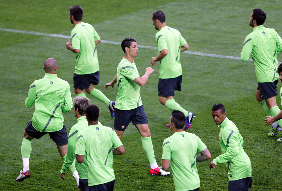 Ronaldo nổi hứng chải tóc mượt mà, lãng tử - Hình 8