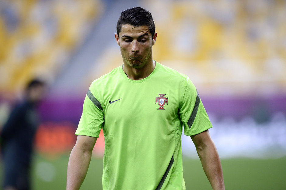 Ronaldo nổi hứng chải tóc mượt mà, lãng tử - Hình 6