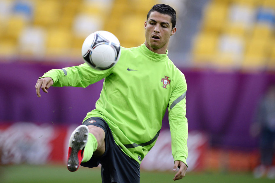 Ronaldo nổi hứng chải tóc mượt mà, lãng tử - Hình 15