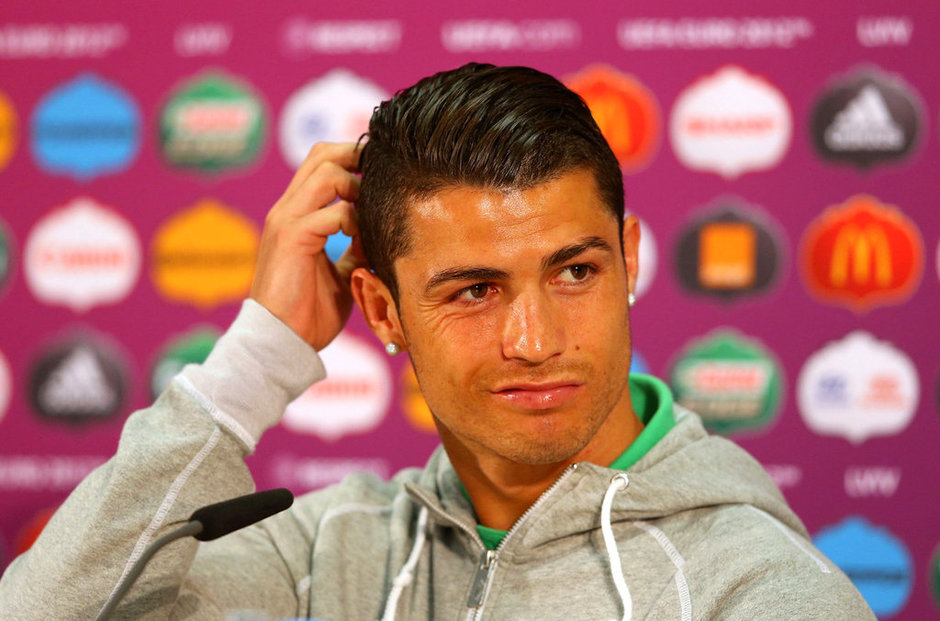 Ronaldo nổi hứng chải tóc mượt mà, lãng tử - Hình 1