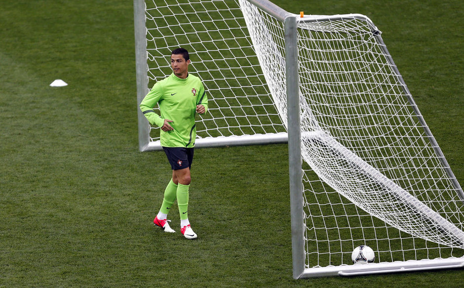 Ronaldo nổi hứng chải tóc mượt mà, lãng tử - Hình 12