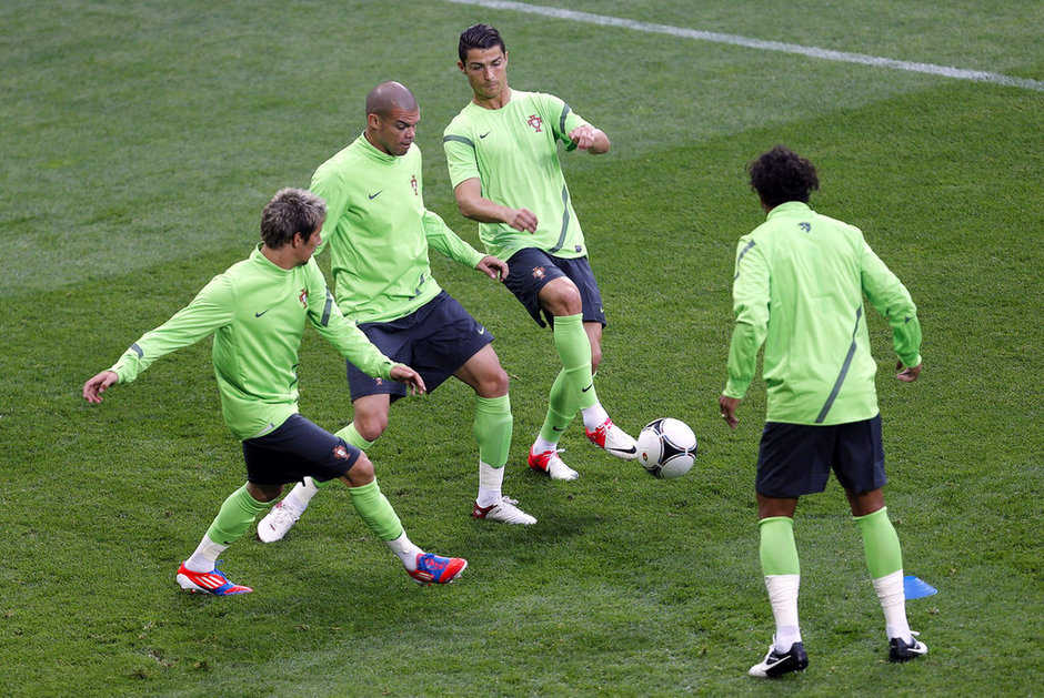 Ronaldo nổi hứng chải tóc mượt mà, lãng tử - Hình 9