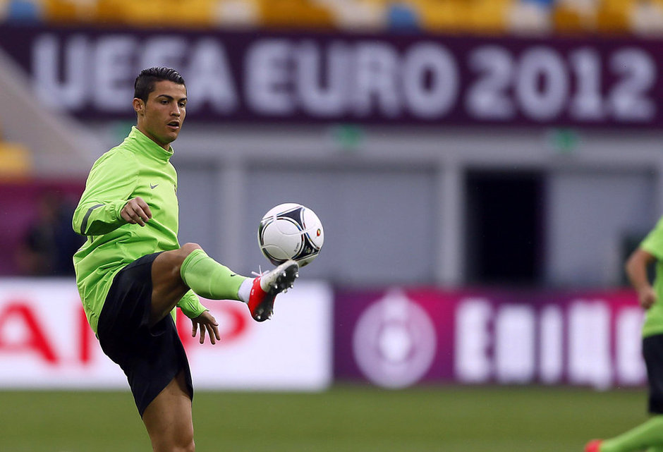 Ronaldo nổi hứng chải tóc mượt mà, lãng tử - Hình 13